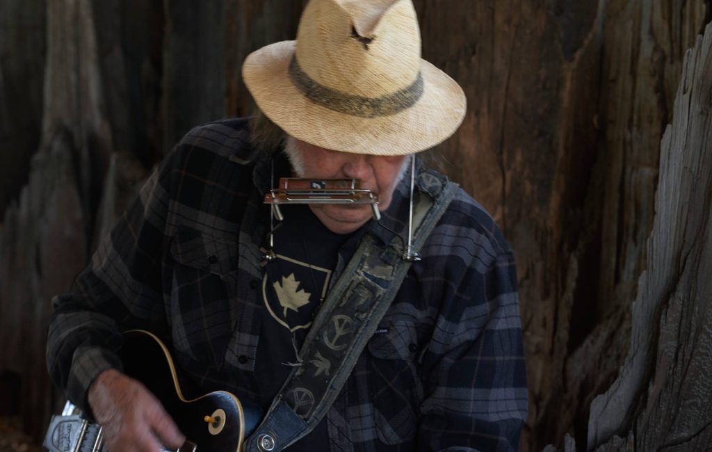 Neil Young anuncia novo álbum com o Chrome Hearts e libera a faixa-título Second Song