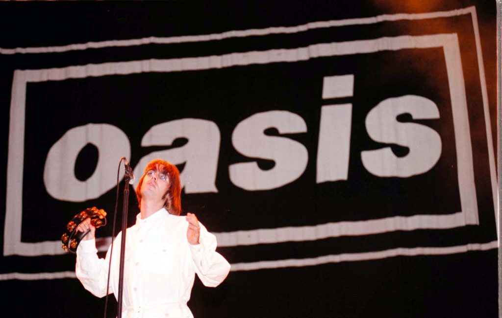 Fãs do Oasis celebram 30 anos dos shows em Knebworth com relatos e imagens históricas