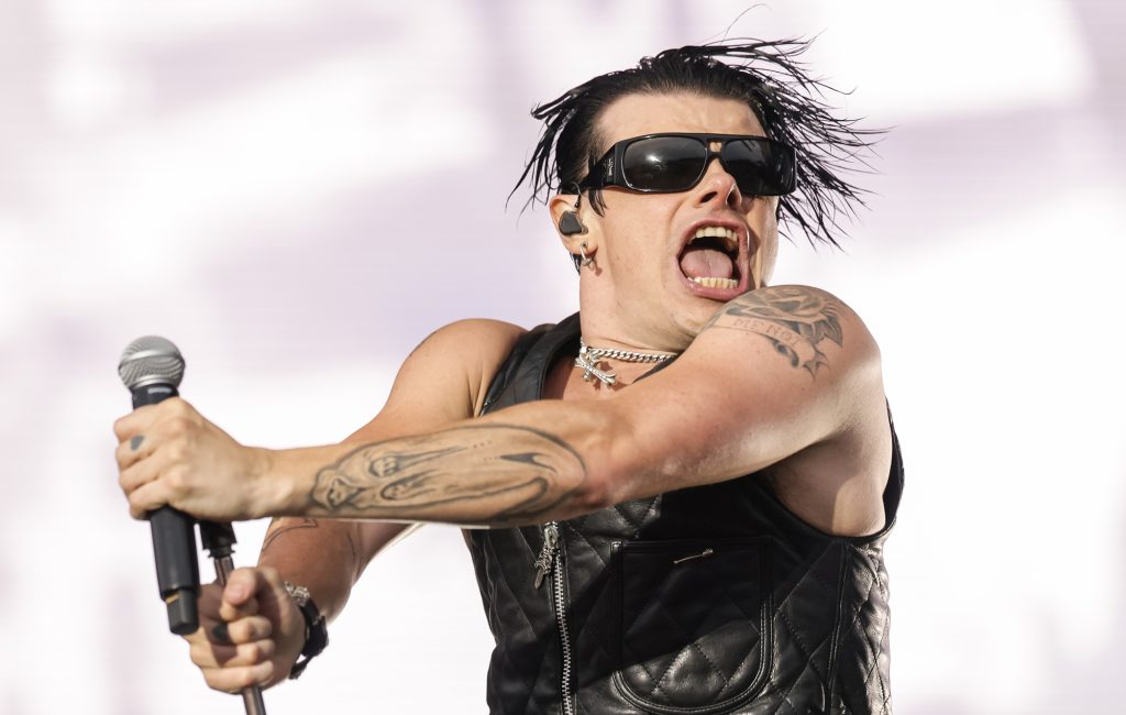 Yungblud anuncia sexo de bebê de casal durante show em Montana: É uma garota