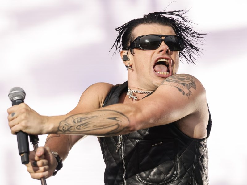 Yungblud anuncia sexo de bebê de casal durante show em Montana: É uma garota