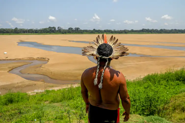 Tefé (AM) 21/10/2023 – Um indigena obserna o leito do rio Amazonas em Tefé (AM) praticamnete seco.
Foto: Alex Pazuello/Secom