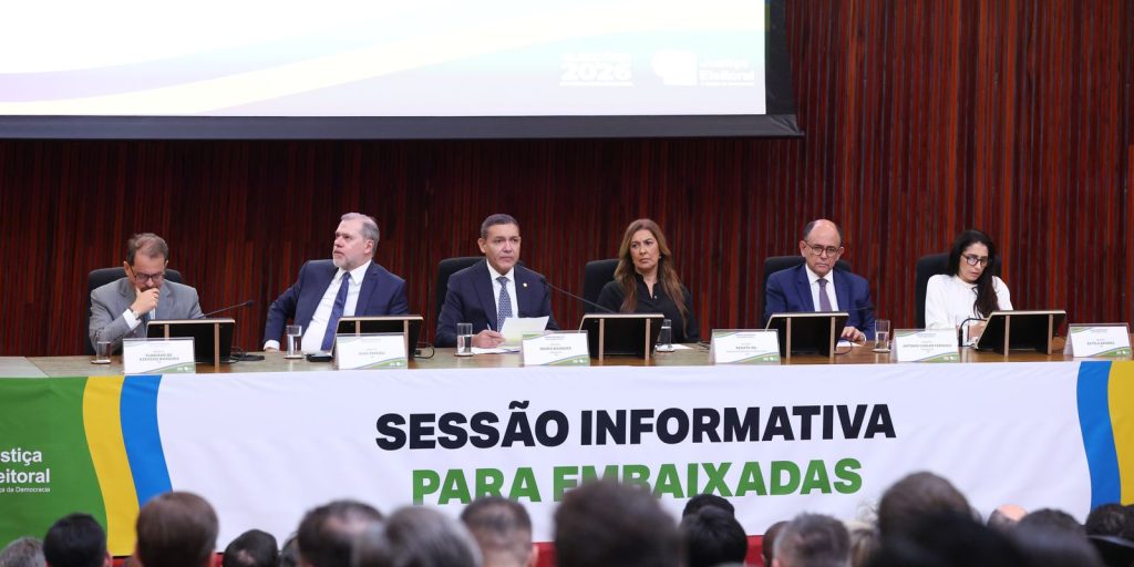 Em reunião com embaixadores, presidente do TSE defende urna eletrônica e destaca combate à IA nas eleições