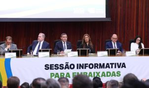 Em reunião com embaixadores, presidente do TSE defende urna eletrônica e destaca combate à IA nas eleições