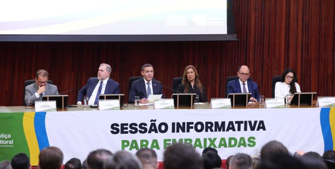 Em reunião com embaixadores, presidente do TSE defende urna eletrônica e destaca combate à IA nas eleições