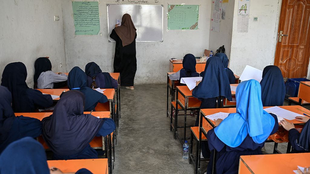 Talibã mantém 2,4 milhões de meninas fora da escola secundária no Afeganistão após cinco anos