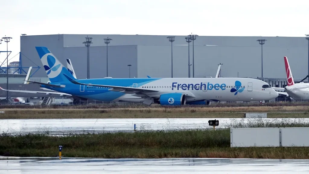 Trabalhador de aeroporto morre após ser atingido por avião da French Bee em Montreal