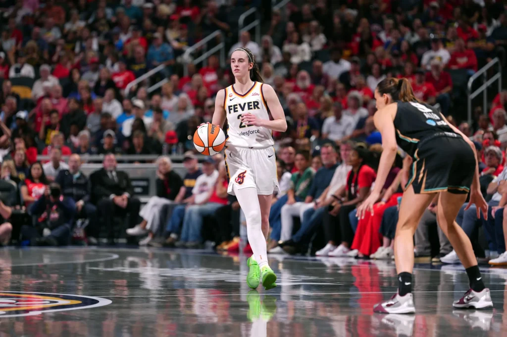 Fever vence Liberty, assume liderança do Leste e técnico Stephanie White rebate críticas antes da partida