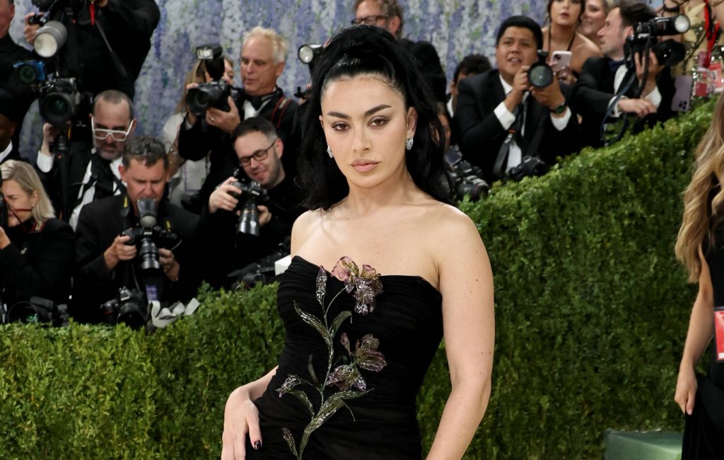 Gregg Araki elogia Charli XCX como cineasta sofisticada antes de estreia de I Want Your Sex