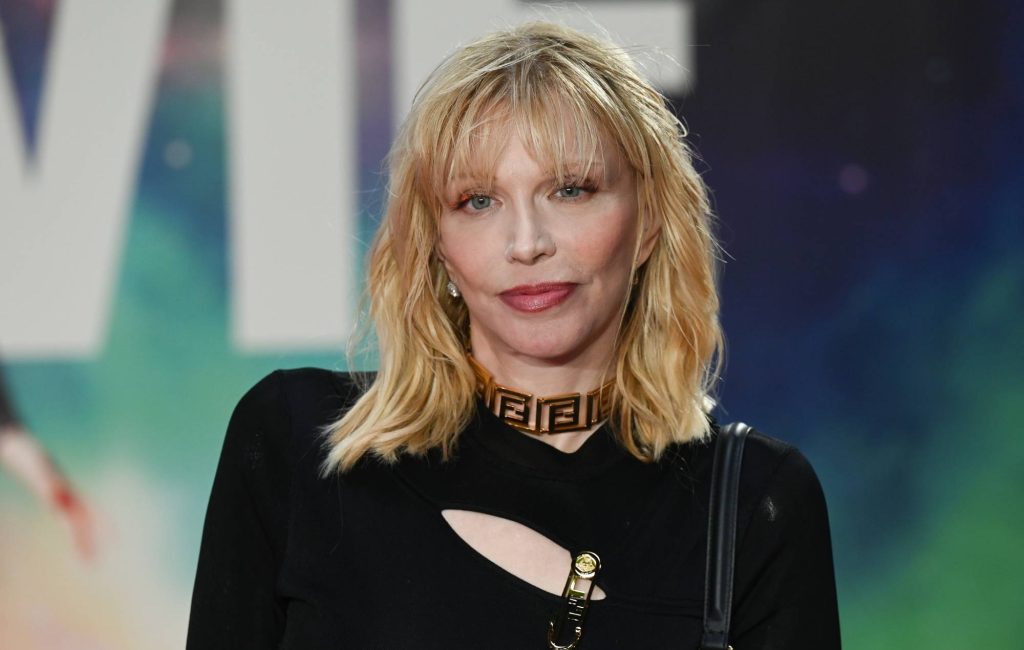 Courtney Love anuncia novo álbum solo concluído e revela que quase morreu após doença em 2019