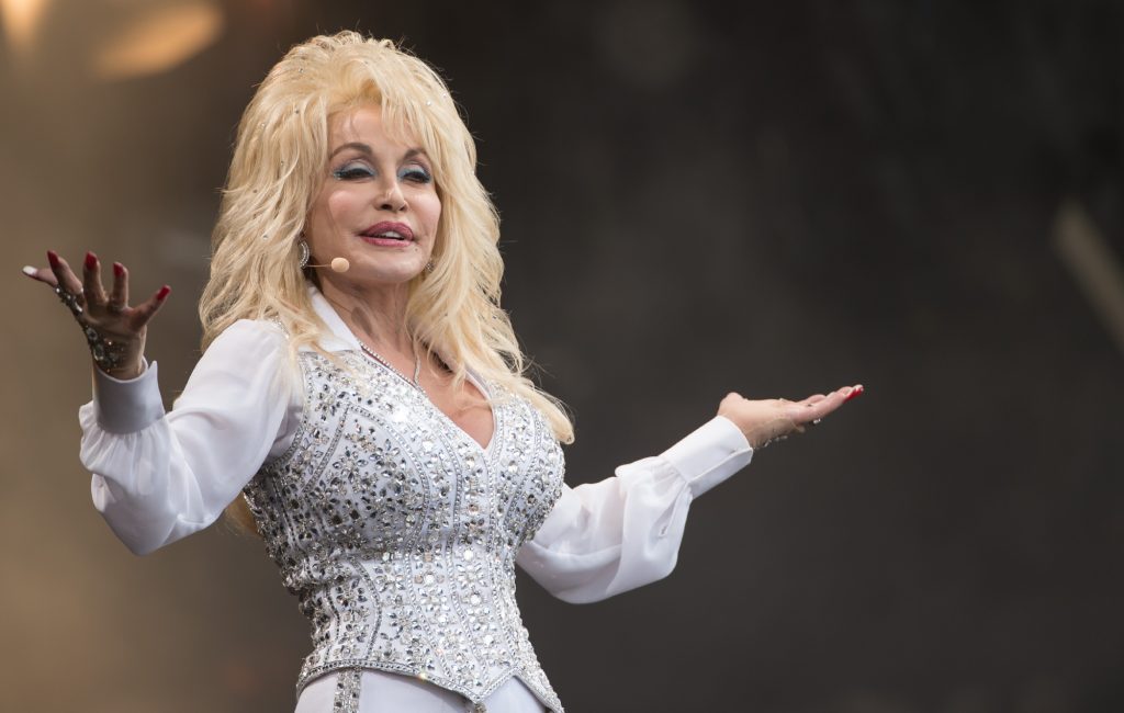 Família confirma causa da morte de Dolly Parton