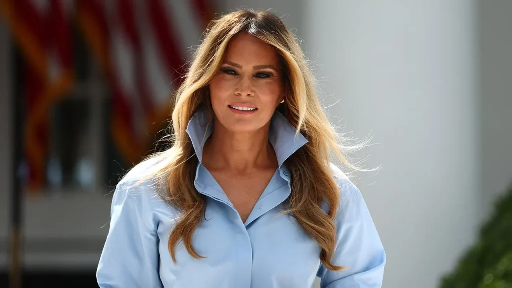 Melania Trump retorna ao Jardim das Rosas da Casa Branca e anuncia expansão de programa para jovens