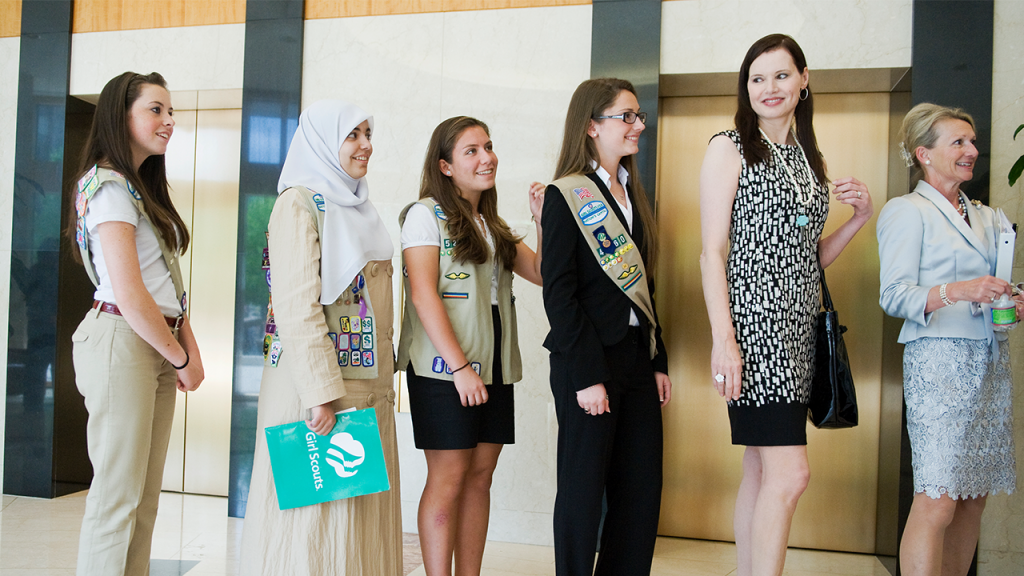 Girl Scouts nega ensinar religião e rebate críticas a programas islâmicos opcionais