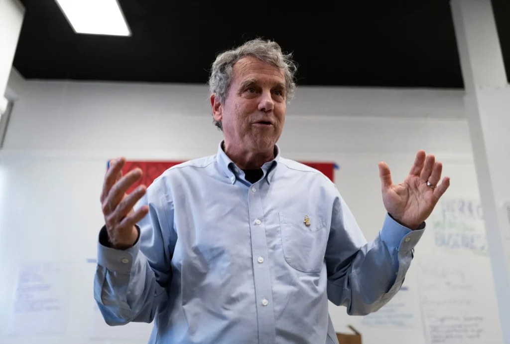 De elogio a crítica: a mudança de Sherrod Brown sobre data centers em Ohio