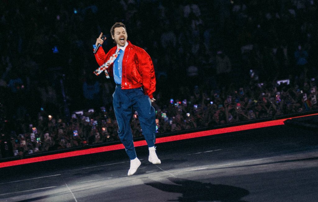 Harry Styles brinca com casamento de Taylor Swift durante residência no Madison Square Garden