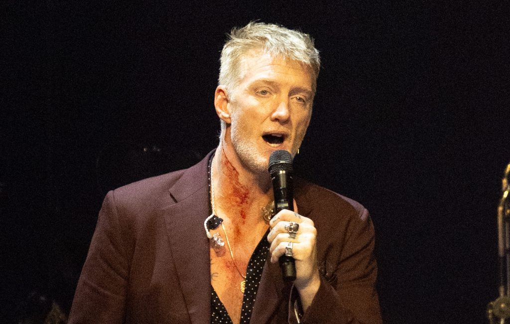 Josh Homme, do Queens of the Stone Age, desafia multa de US$ 10 mil por fumar no Ford Field, em Detroit