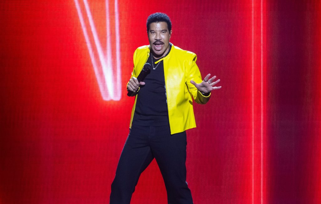 Lionel Richie critica turnê conjunta de Usher e Chris Brown: Nós não fomos para a cadeia