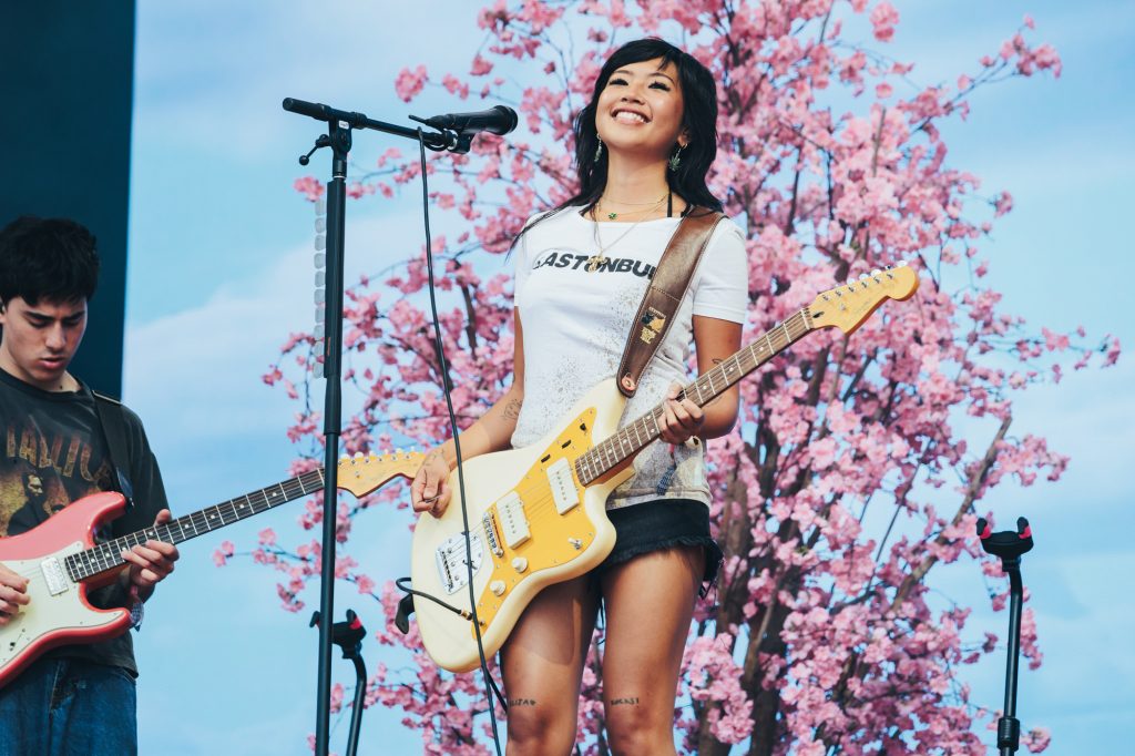 Beabadoobee estreia faixa-título de Pylon em versão acústica no Red Rocks