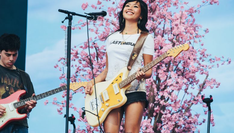 Beabadoobee estreia faixa-título de Pylon em versão acústica no Red Rocks