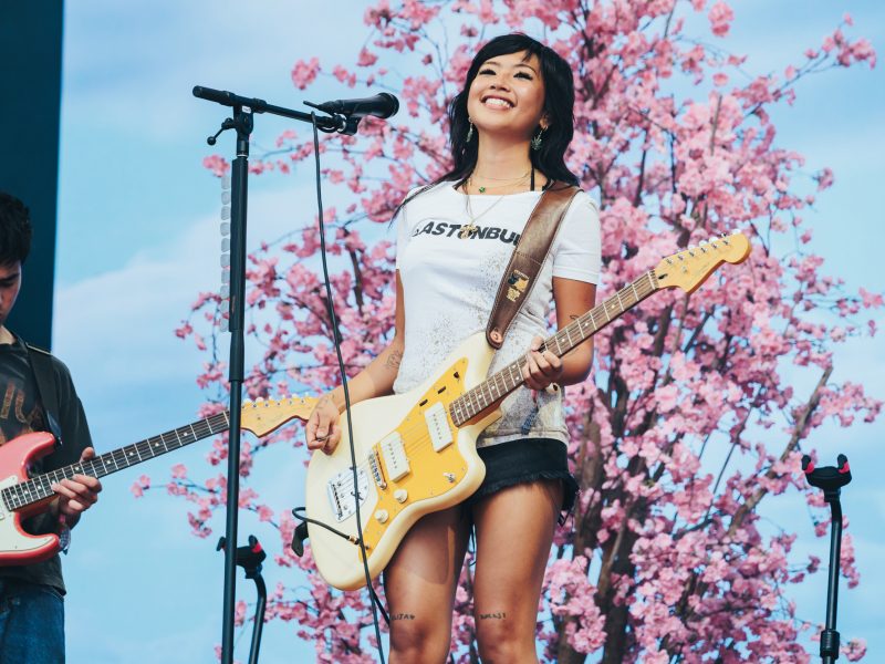 Beabadoobee estreia faixa-título de Pylon em versão acústica no Red Rocks