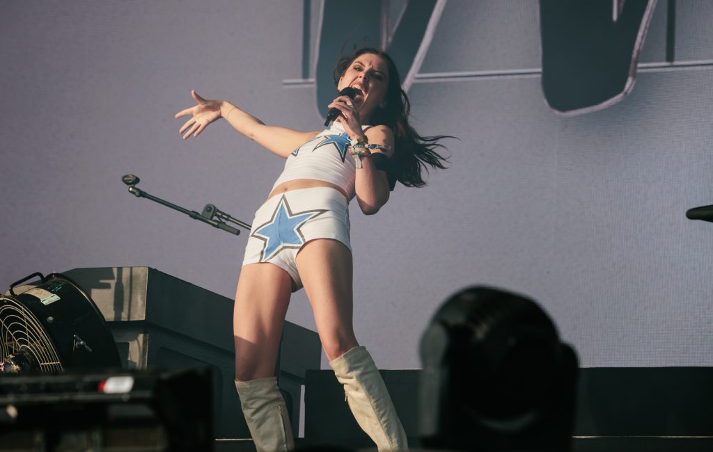 Lollapalooza reduz shows de Wolf Alice e Cortis após alagamentos causarem atrasos na edição 2026
