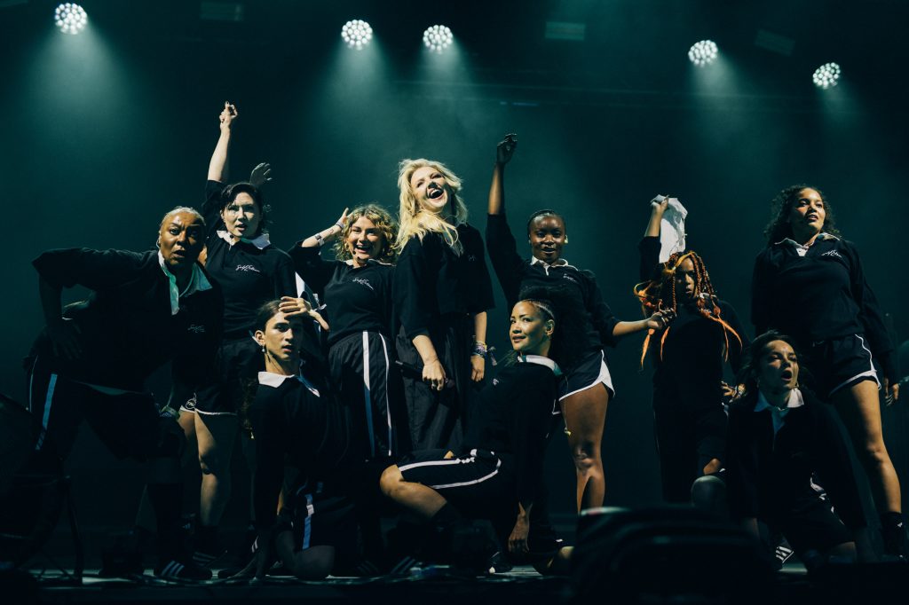 Self Esteem estreia em seu primeiro grande papel no cinema no drama galês Mountain