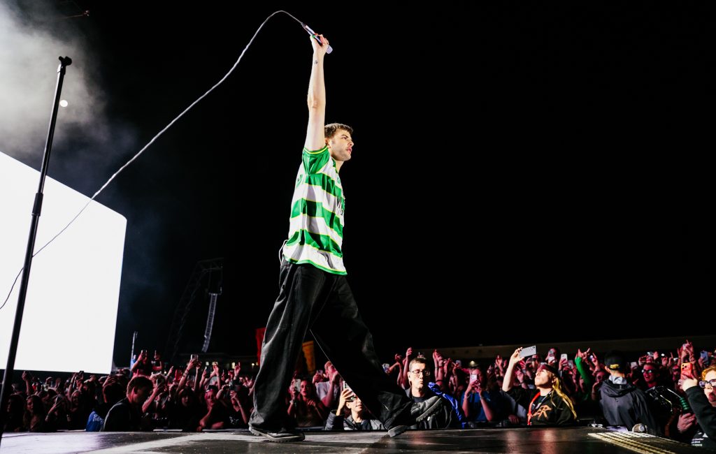 Fontaines D.C. encerra primeira noite do Reading 2026 com show marcado por homenagem a empresário