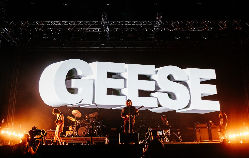 Geese enfrenta chuva intensa e entrega show apocalíptico no Reading Festival 2026