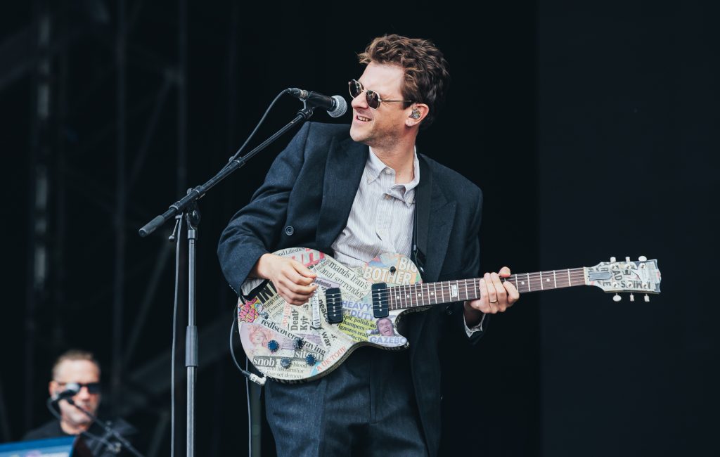 Jamie T surpreende no Reading 2026 com show no palco principal: Prontos para dançar um pouco?