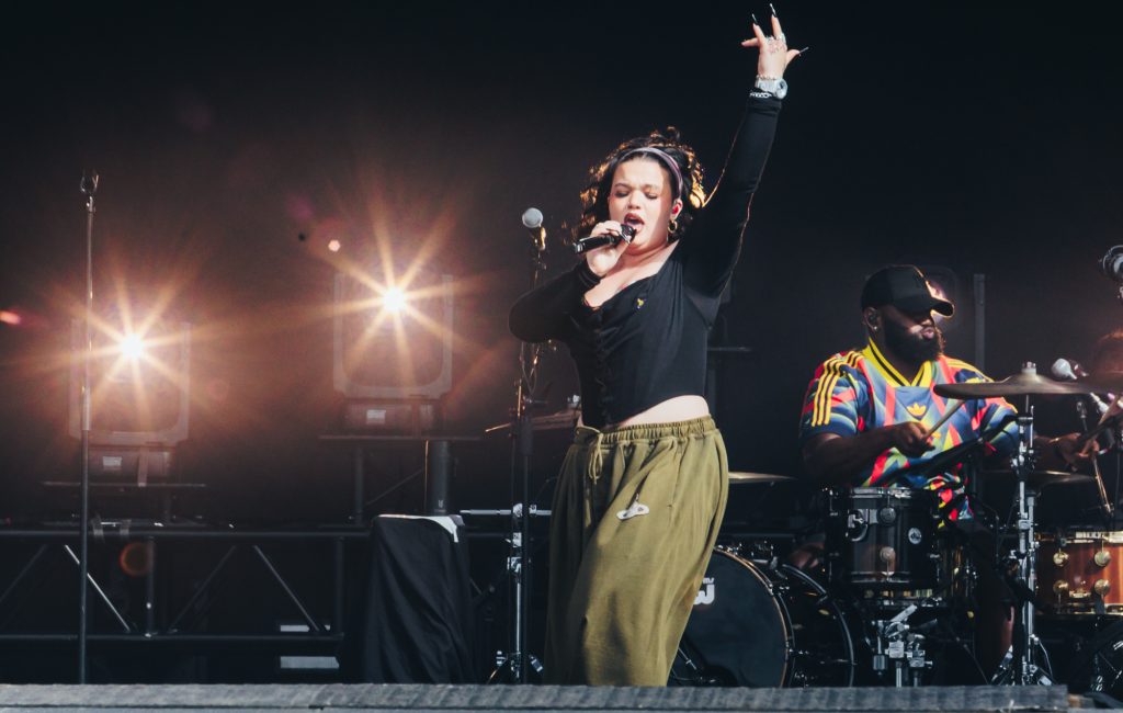 Lola Young surpreende no Reading 2026 com show secreto e conselho direto ao público
