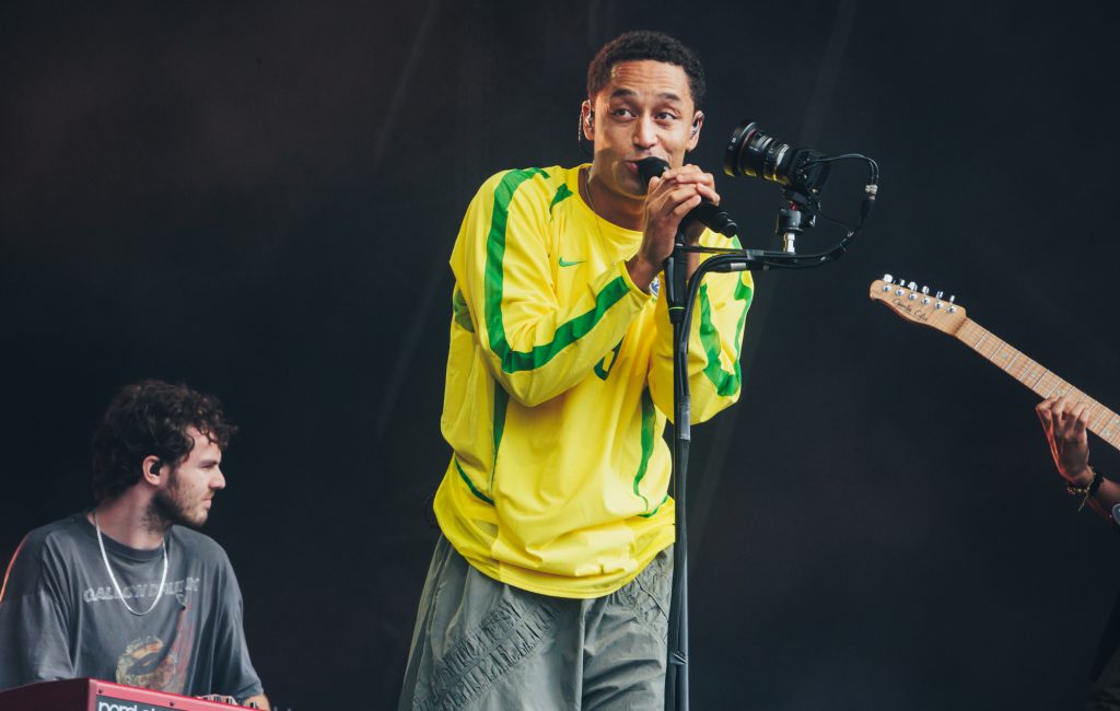 Loyle Carner critica J.K. Rowling e o lixo da masculinidade tóxica em show no Reading Festival