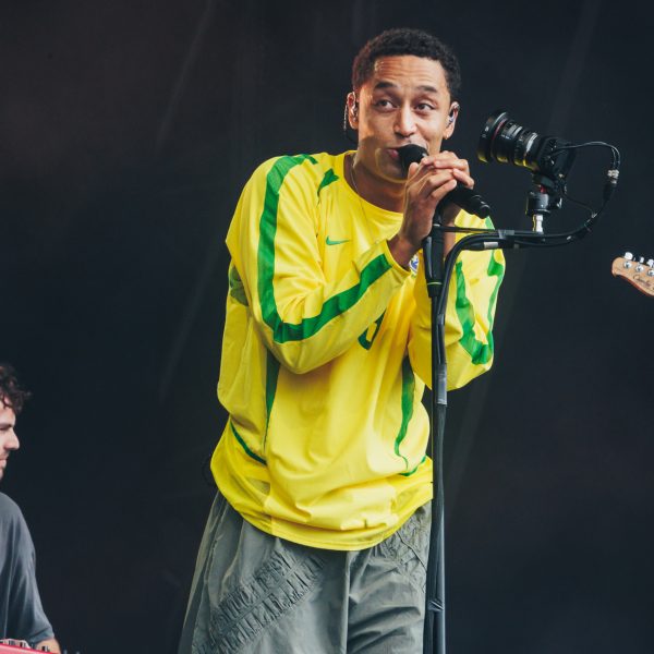 Loyle Carner critica J.K. Rowling e o lixo da masculinidade tóxica em show no Reading Festival