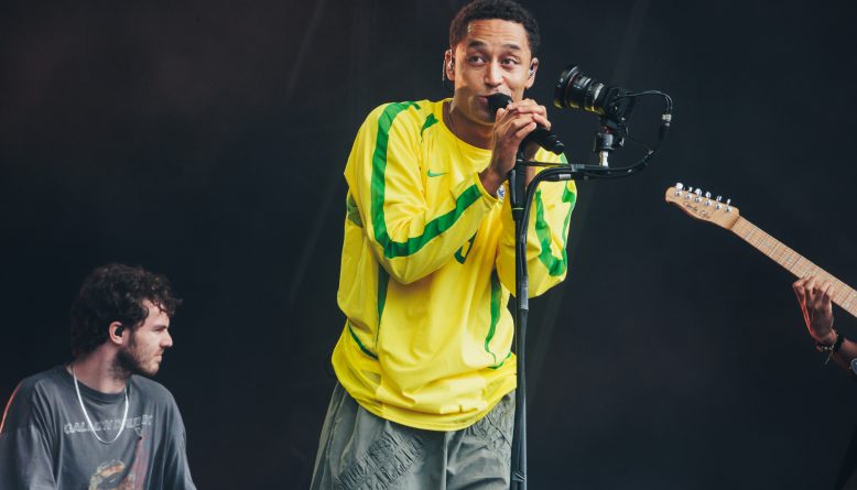 Loyle Carner critica J.K. Rowling e o lixo da masculinidade tóxica em show no Reading Festival