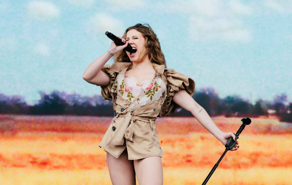 Slayyyter domina o palco principal do Reading 2026 com show enérgico e presença de estrela