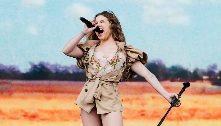 Slayyyter domina o palco principal do Reading 2026 com show enérgico e presença de estrela