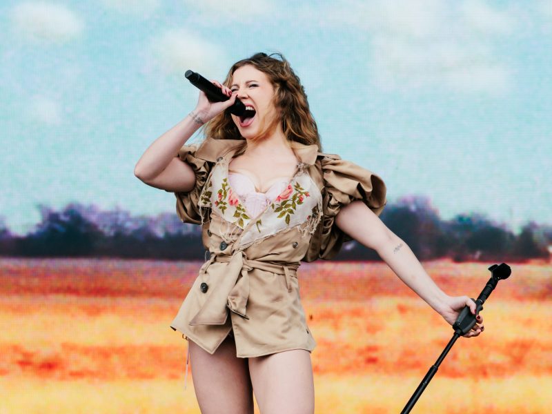 Slayyyter domina o palco principal do Reading 2026 com show enérgico e presença de estrela