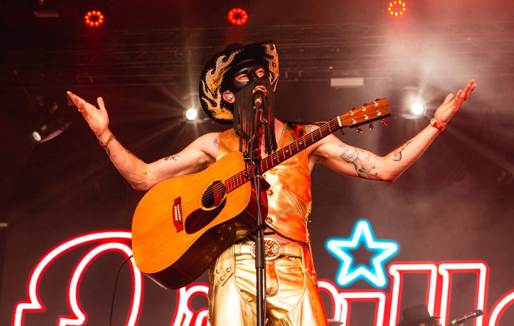 Orville Peck homenageia Dolly Parton com versão emocionada de I Will Always Love You em Londres