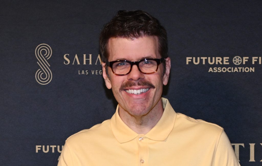 TikTok explica demora para remover transmissão de Perez Hilton com cenas de automutilação