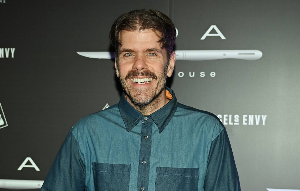 Família de Perez Hilton diz que ele precisará de cirurgia após transmissão ao vivo
