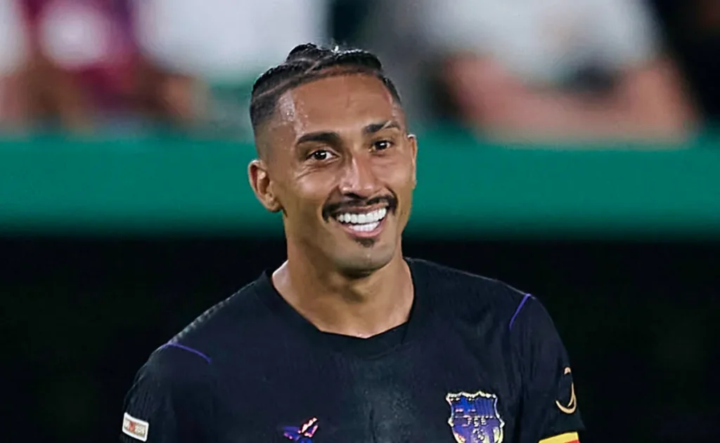 Raphinha se oferece para atuar como centroavante enquanto Barcelona enfrenta impasse por Julián Álvarez