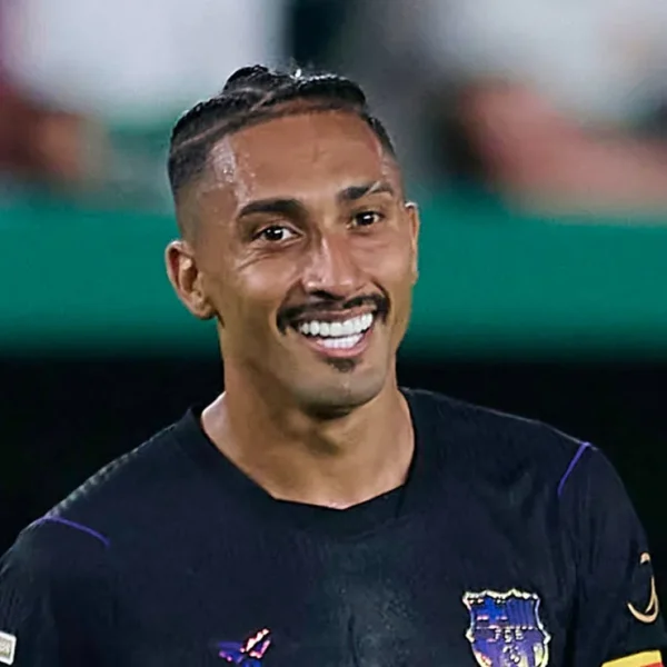 Raphinha se oferece para atuar como centroavante enquanto Barcelona enfrenta impasse por Julián Álvarez