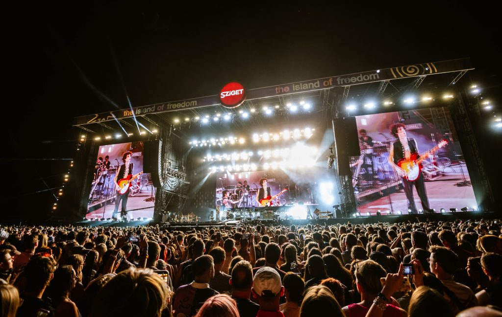 Sombr e Dijon quebram as regras no primeiro dia do Sziget Festival 2026