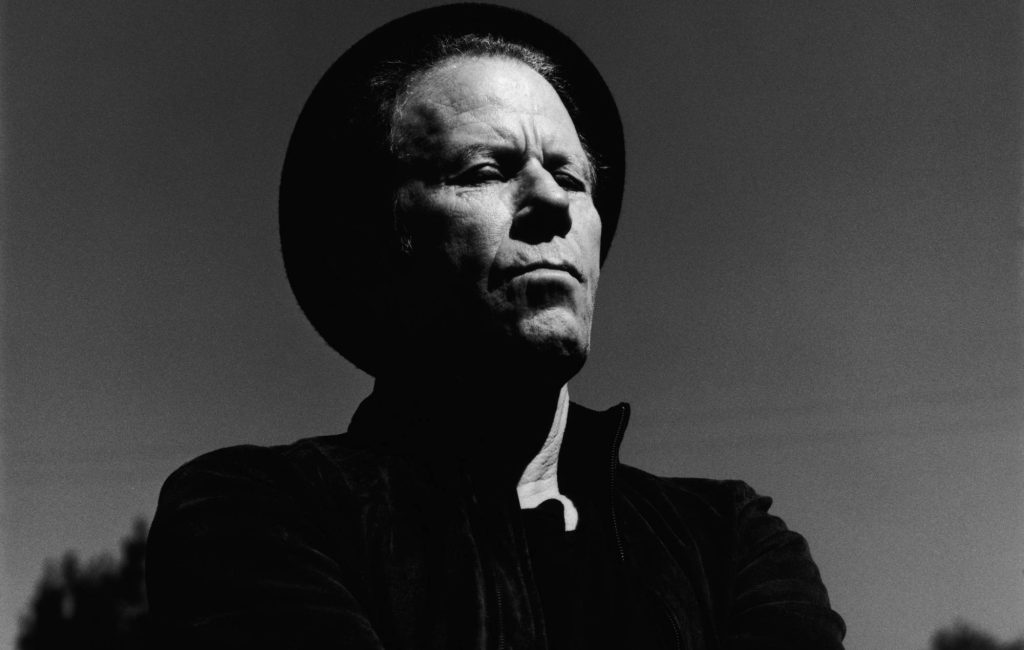 Tom Waits lança versão completa de The Fly, faixa falada de humor ácido que acompanha parceria com Massive Attack