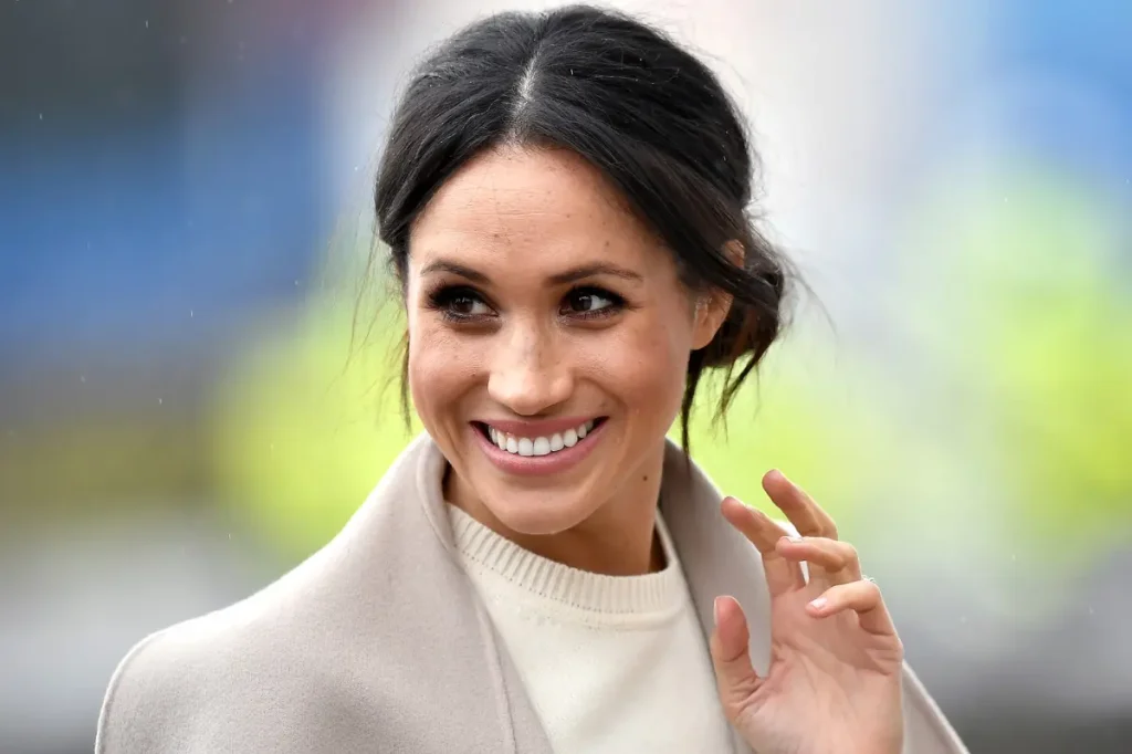 Meghan Markle usa gel iluminador da Saie; editora do Page Six também é fã do produto