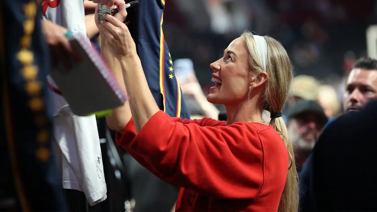 Sophie Cunningham signing autographs