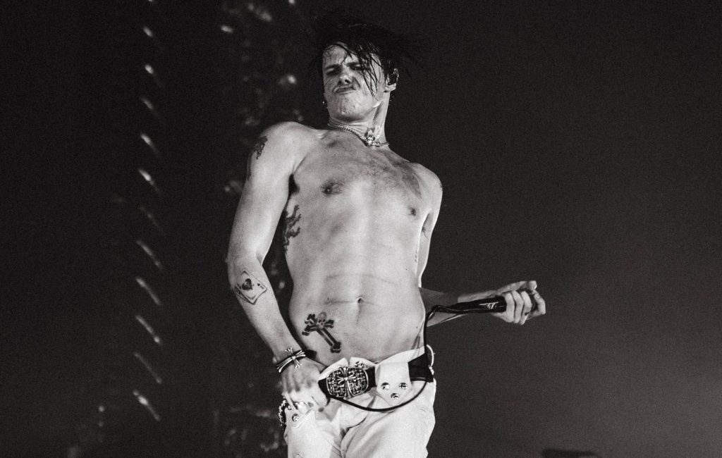 Yungblud quebra a perna em acidente de moto, mas mantém shows em festivais europeus