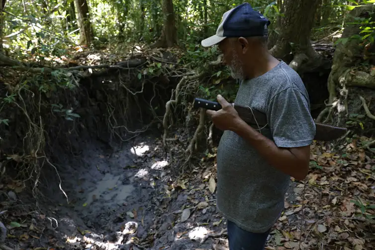 Balsas (MA), 10/10/2025 – O agricultor familiar Orlando Alves da Silva observa uma das nascentes do Rio das Balsas seca, em Limpeza, nos Gerais de Balsas. Foto: Fernando Frazão/Agência Brasil