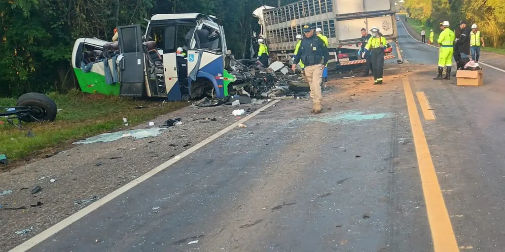 Tragédia na BR-373: 23 mortos em batida entre micro-ônibus e carreta no Paraná