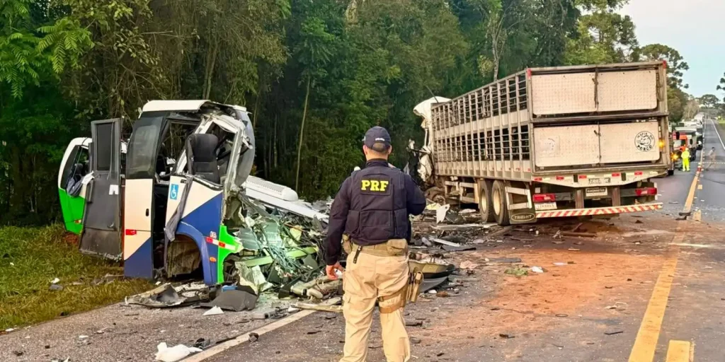 Colisão frontal entre micro-ônibus e carreta deixa 23 mortos na BR-373, no Paraná