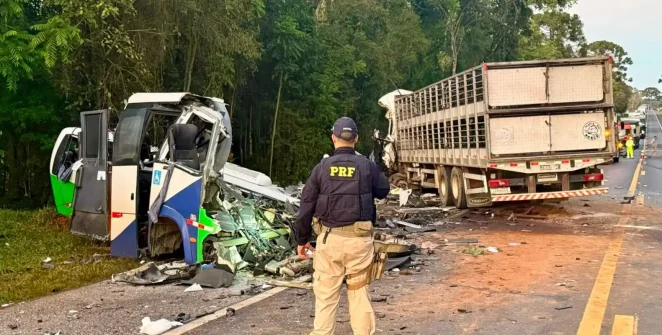 Colisão frontal entre micro-ônibus e carreta deixa 23 mortos na BR-373, no Paraná