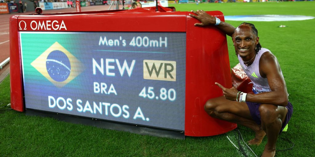 Alison dos Santos crava 45s80 e quebra recorde mundial dos 400m com barreiras